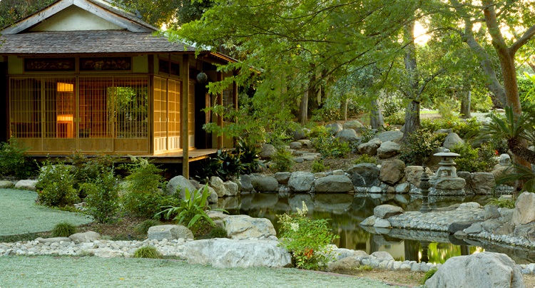 آلاچیق در باغ ژاپنی برکه دار
